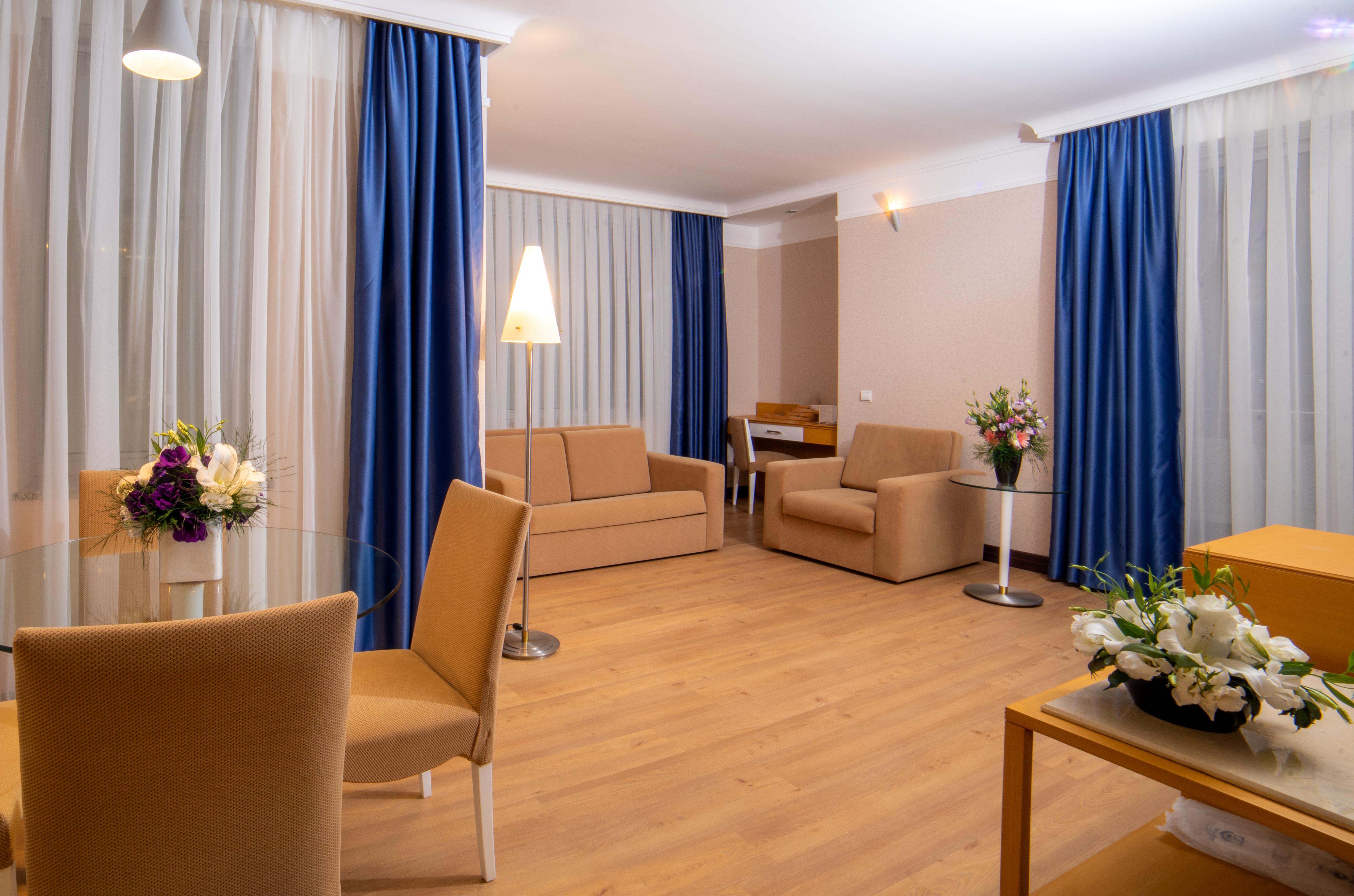 Porto Bello Hotel Resort & Spa Antalya Exterior photo A suite at the Radisson Blu Hamburg